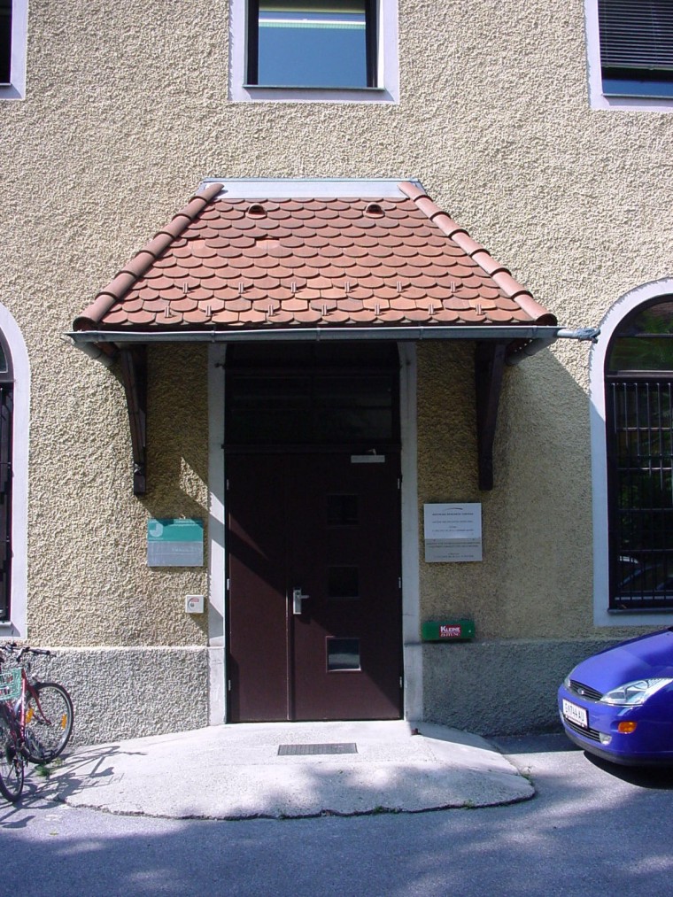 Eingang des Instituts
